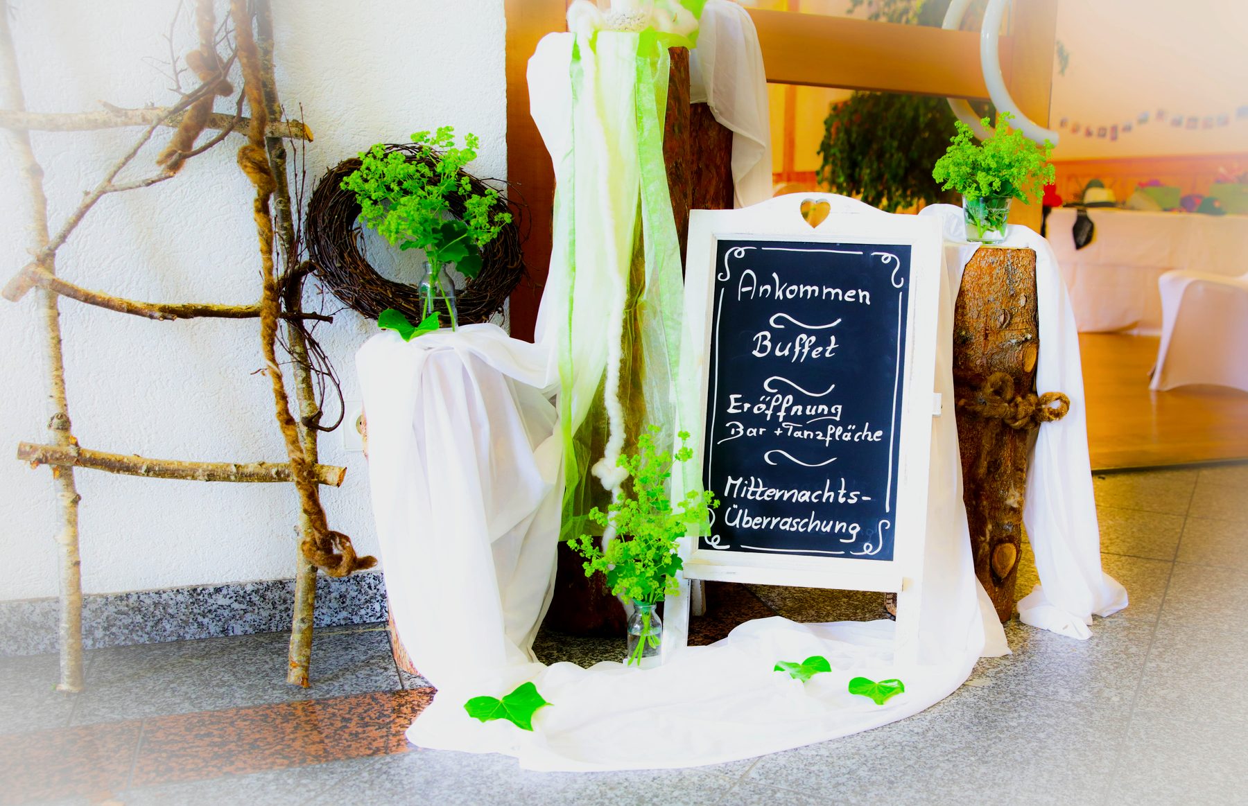 Kreidetafel mit dem Ablauf des Abends im Foyer
